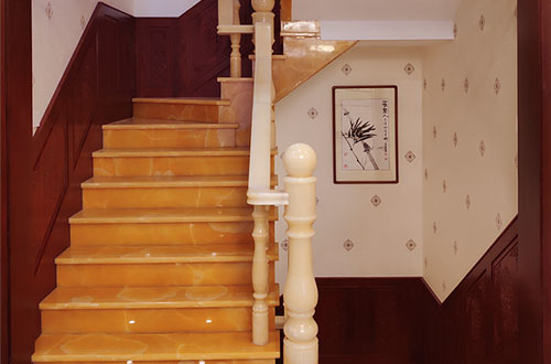 河口中式别墅室内汉白玉石楼梯的定制安装装饰效果